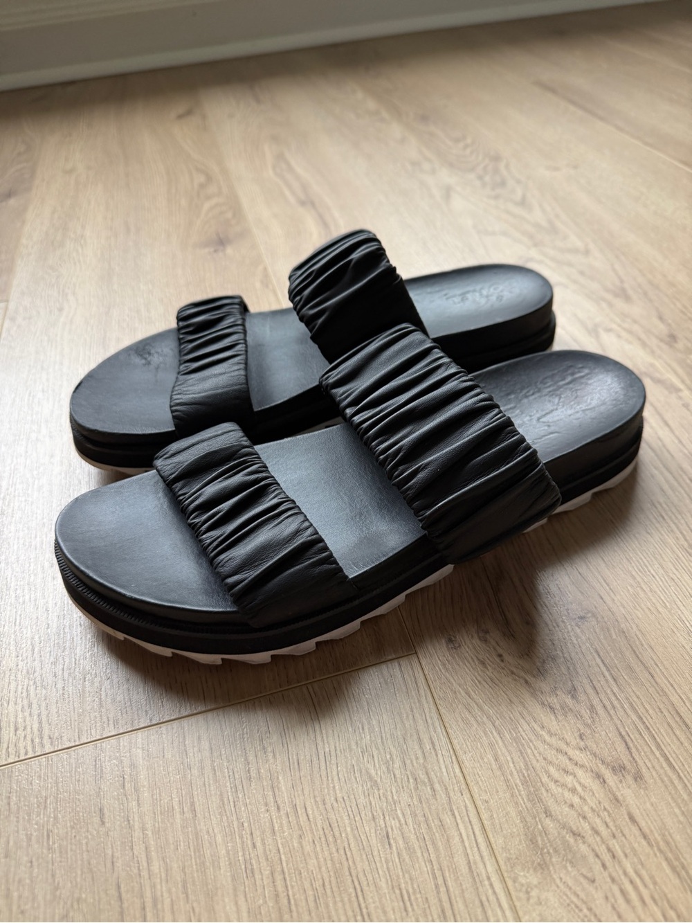 Sorel women’s roaming leather sandals with double ruched straps size 12 - Picture 4 of 8